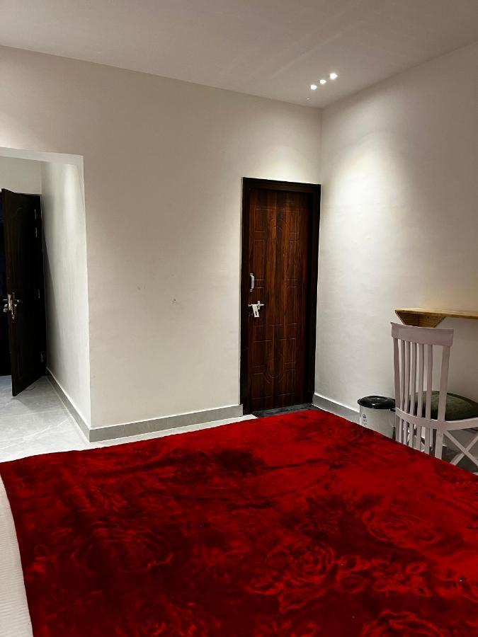 The White House Appartement Rishīkesh Buitenkant foto