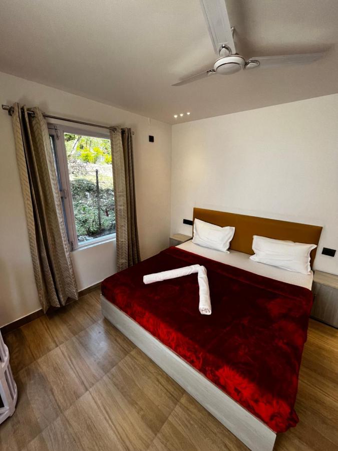 The White House Appartement Rishīkesh Buitenkant foto